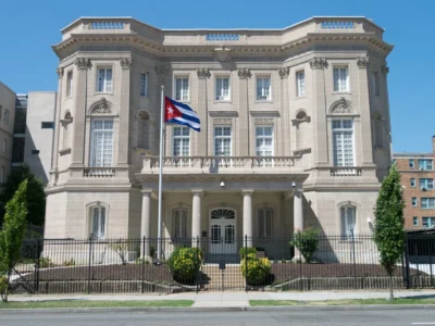 Empleo en embajadas en Cuba
