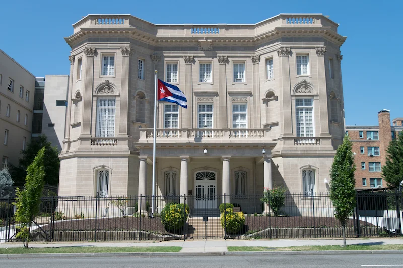 Empleo en embajadas en Cuba