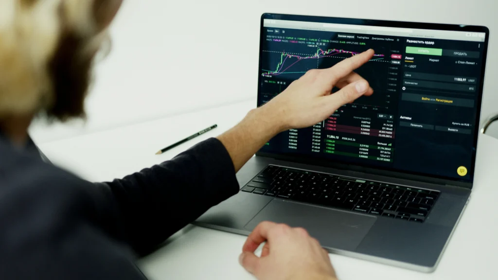 Manos de un hombre revisando datos y métricas para evaluar el impacto del marketing digital en su campaña