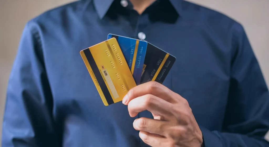Emprendedor cubano mostrando tarjetas bancarias tras apertura de cuentas en Estados Unidos