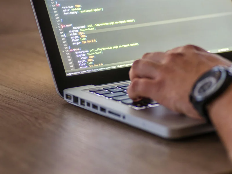 Manos de hombre que trabaja en empleos tecnológicos