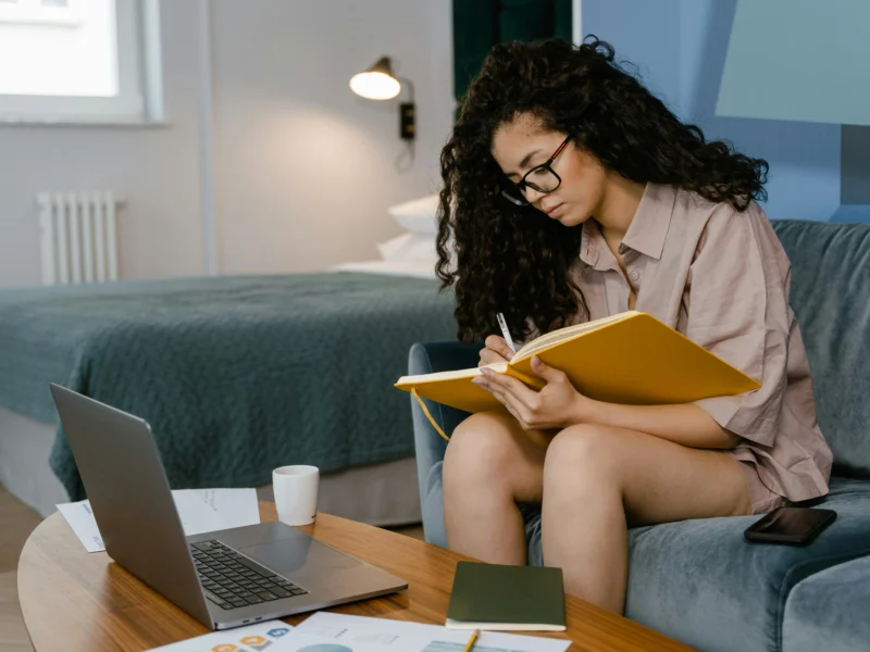 Mujer trabajando en su estrategia de marca profesional desde su computadora