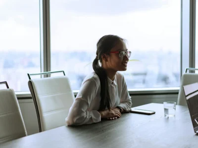 Una joven vestida formalmente asiste a una entrevista de trabajo, mostrando seguridad y profesionalismo.