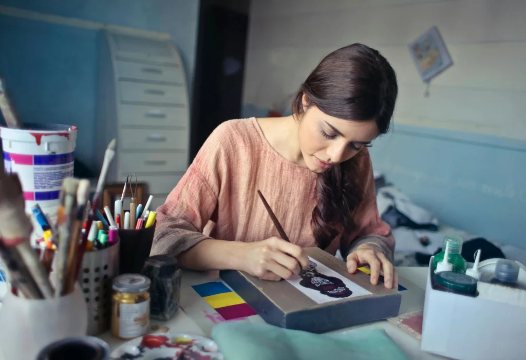 Mujer trabajando como diseñadora en su empleo en el sector turístico en Santiago de Cuba