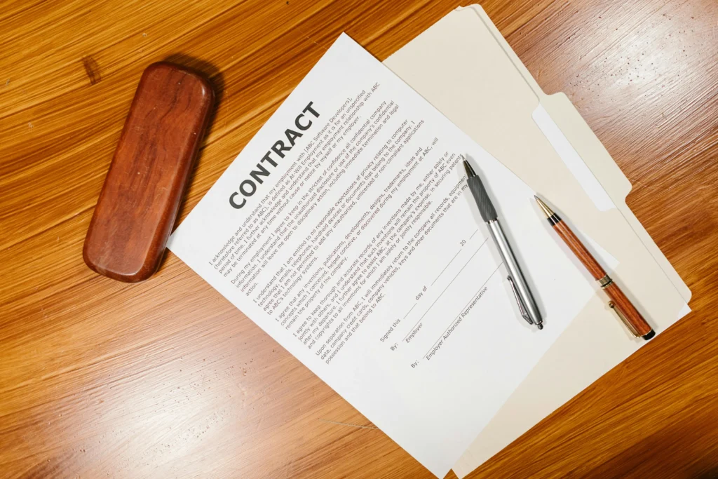 Documento de contrato laboral listo para firmar con empresa internacional