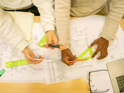 Empleados cubanos trabajando en oficina bajo contrato laboral