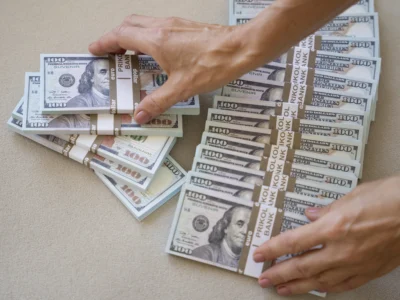 Billetes de dólares en cuentas bancarias estadounidenses para cubanos